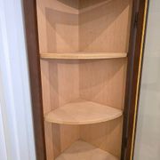 Vitrine d’encoignure ancienne en bois marqueté — Travail début XXe
