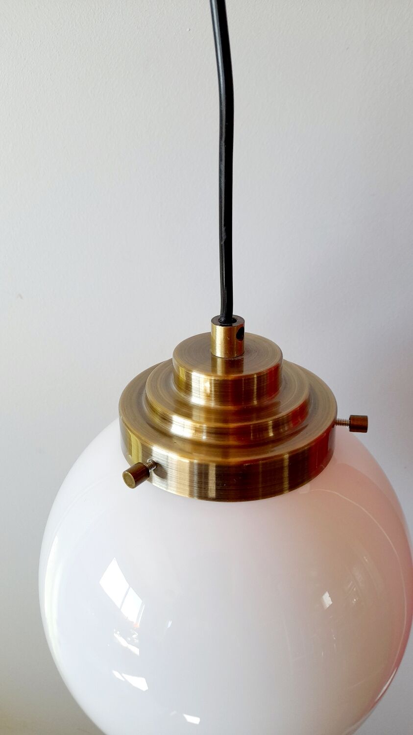 Opaline globe suspension