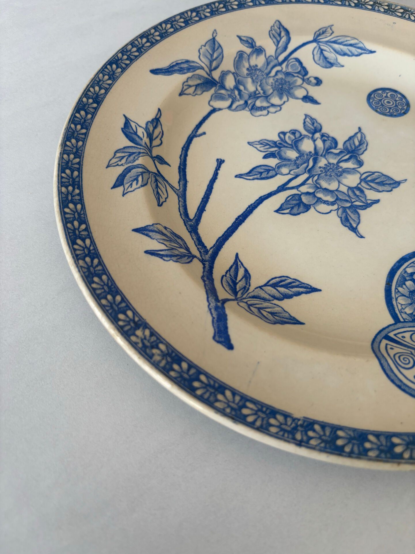 Old flat plate, light blue ironstone, daisy pattern | Fa