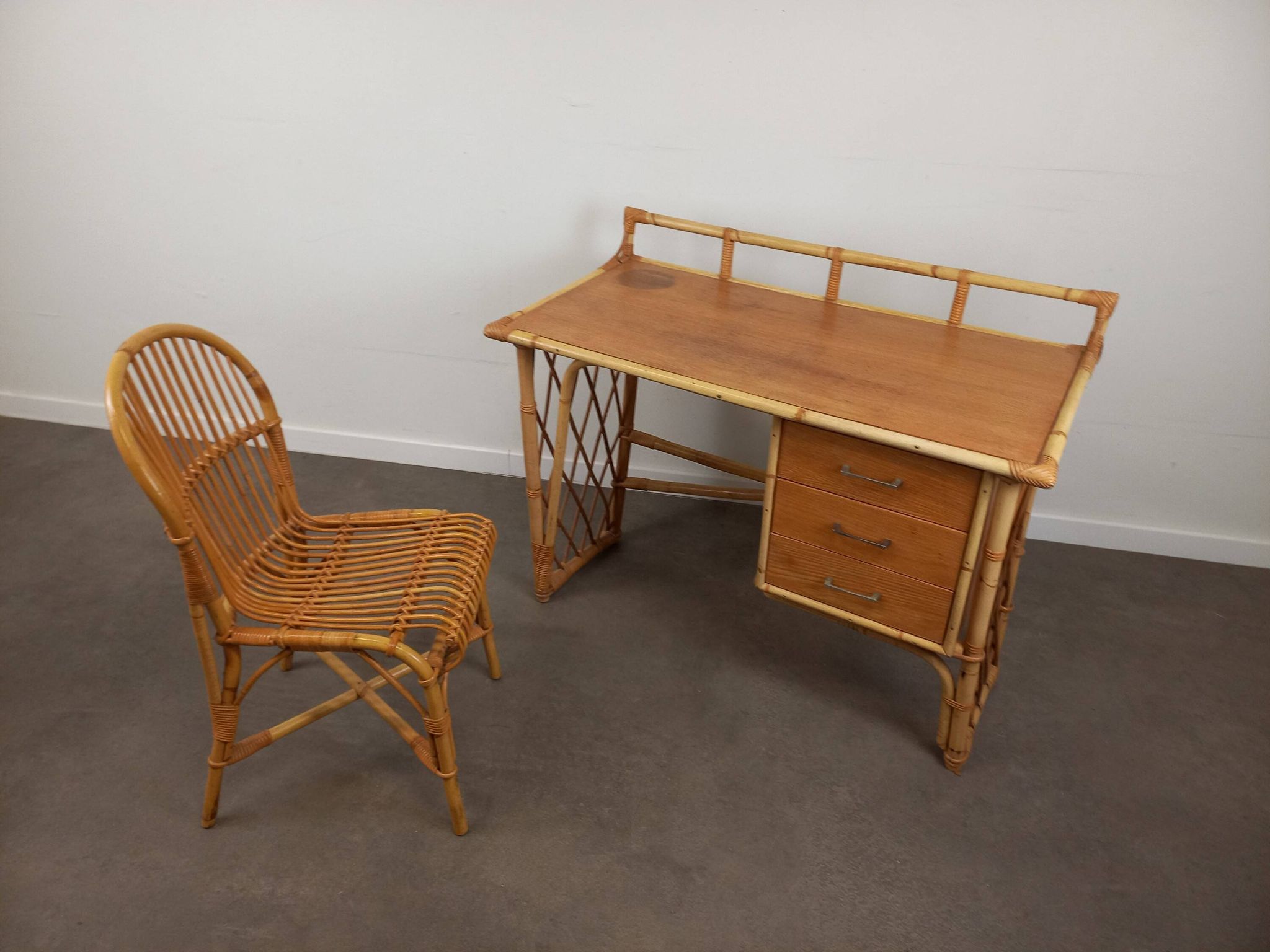 Bureau et sa chaise en rotin