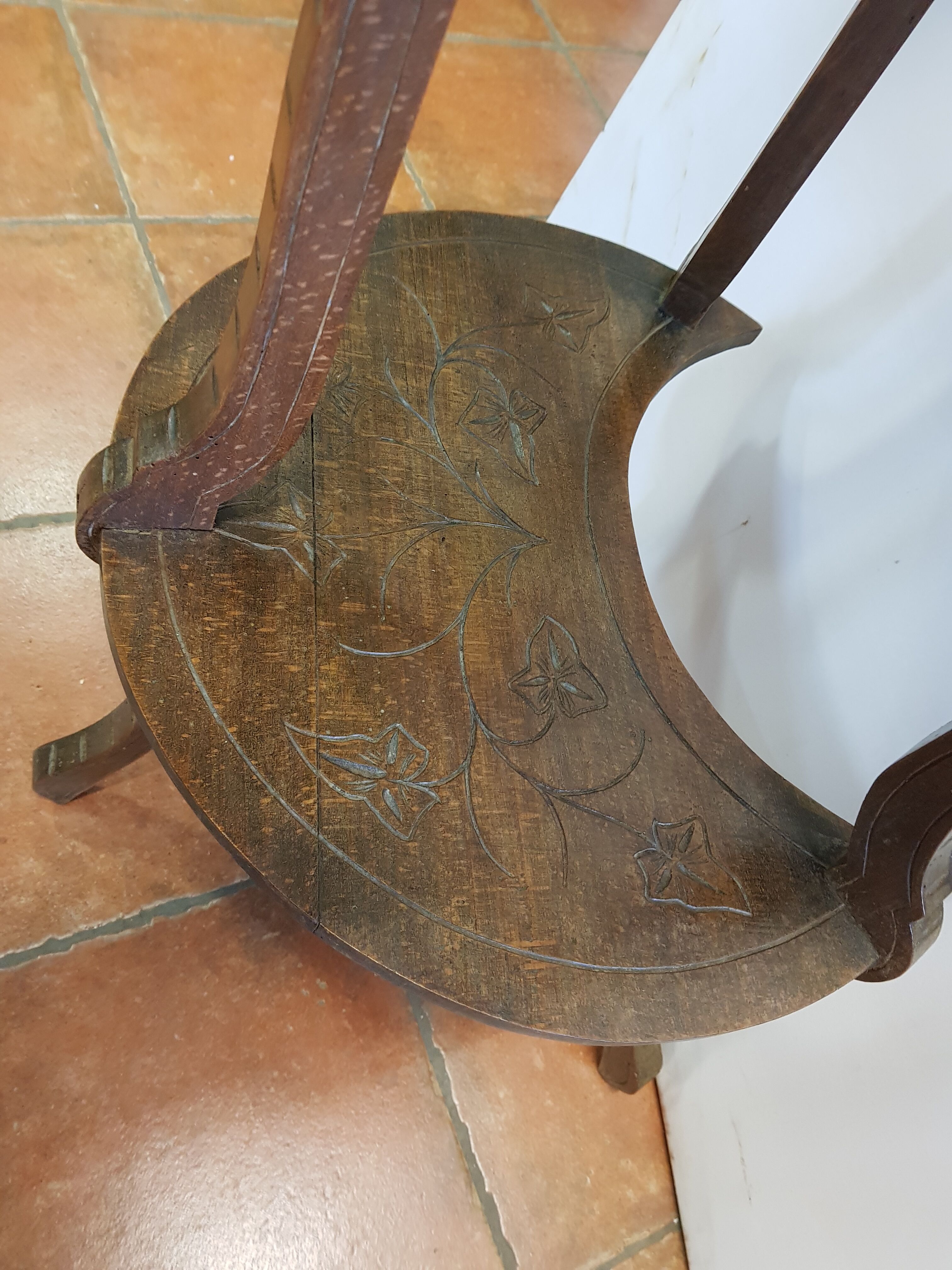 Sellette dragon decoration