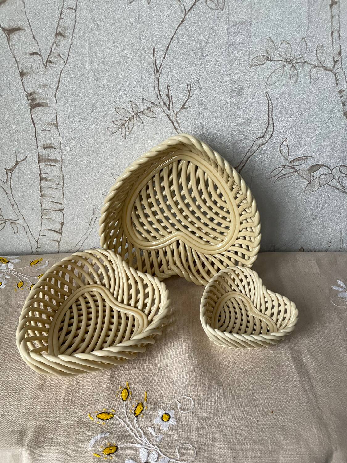 Set of 3 vintage beige heart-shaped woven porcelain nesting baskets