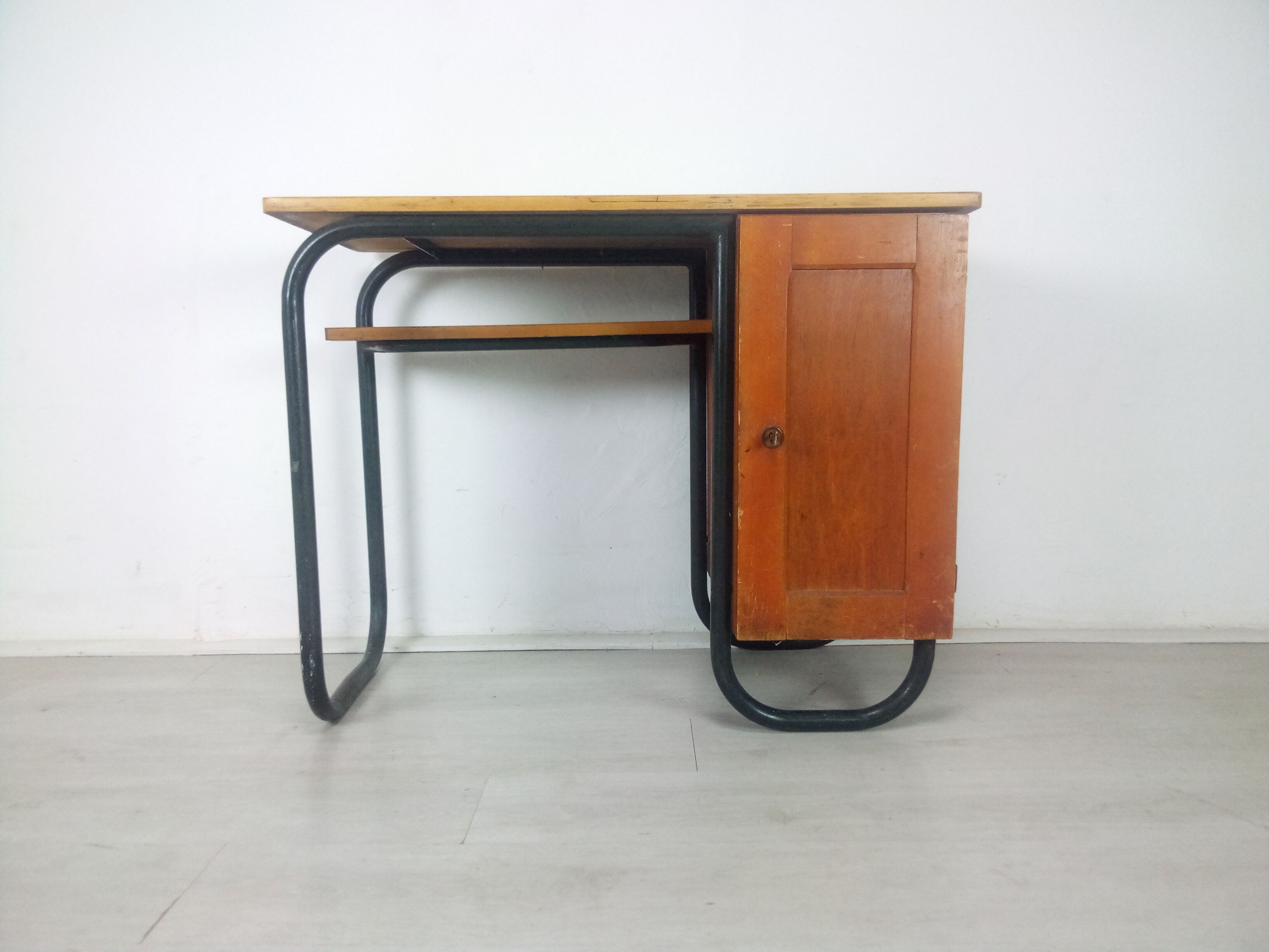 Desk model S22 by Jacques Hitier produced by Mobilor