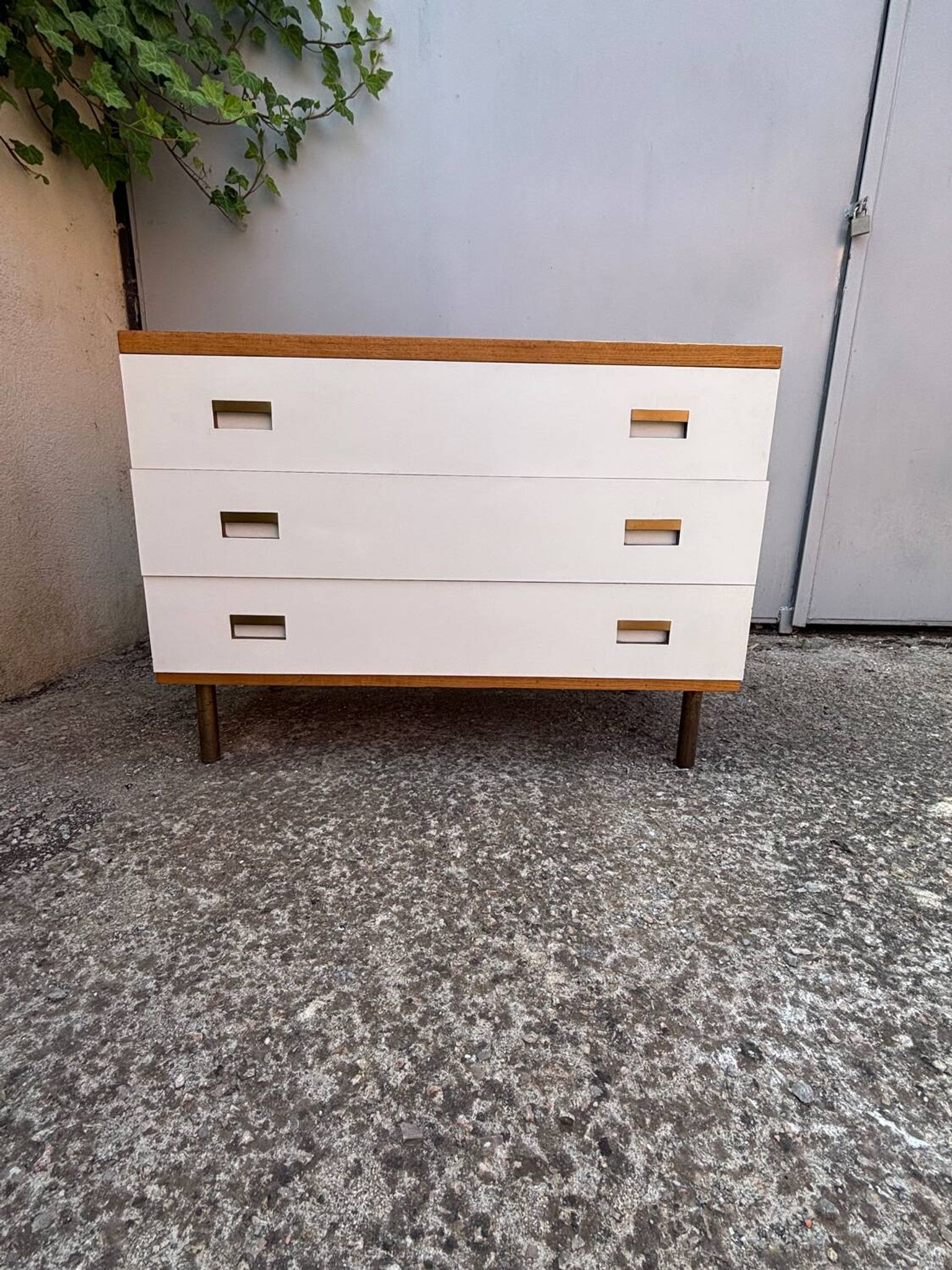 Commode années 70 chêne, laiton et placage blanc cassé