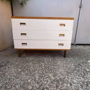 Commode années 70 chêne, laiton et placage blanc cassé