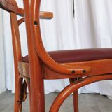 Fauteuil vintage en bois courbé : chaise de pub irlandaise en similicuir rouge des années 1970