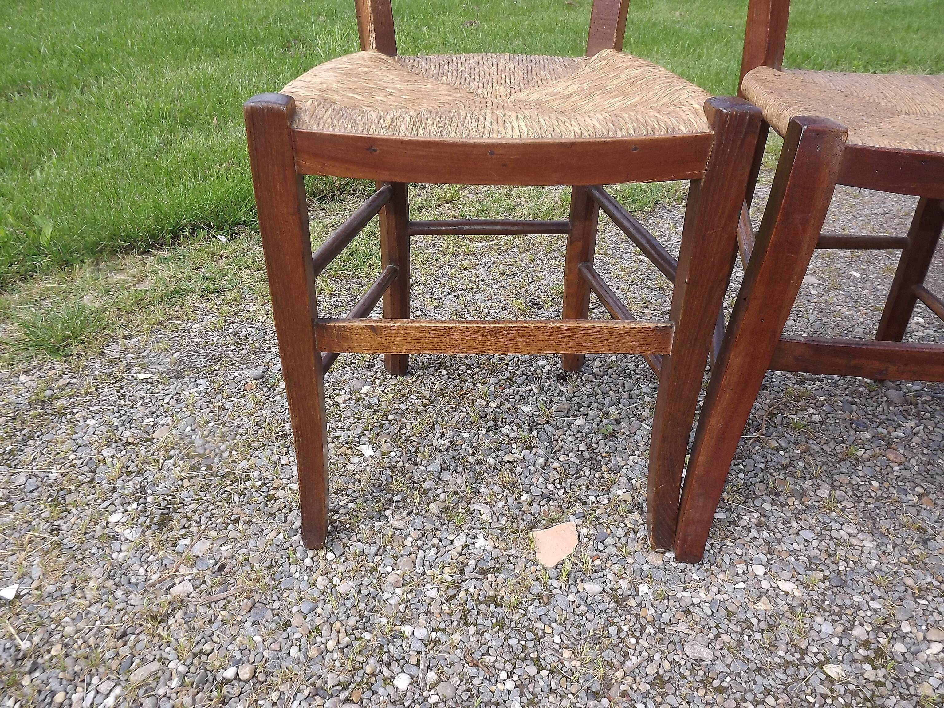 4 old mulched chairs