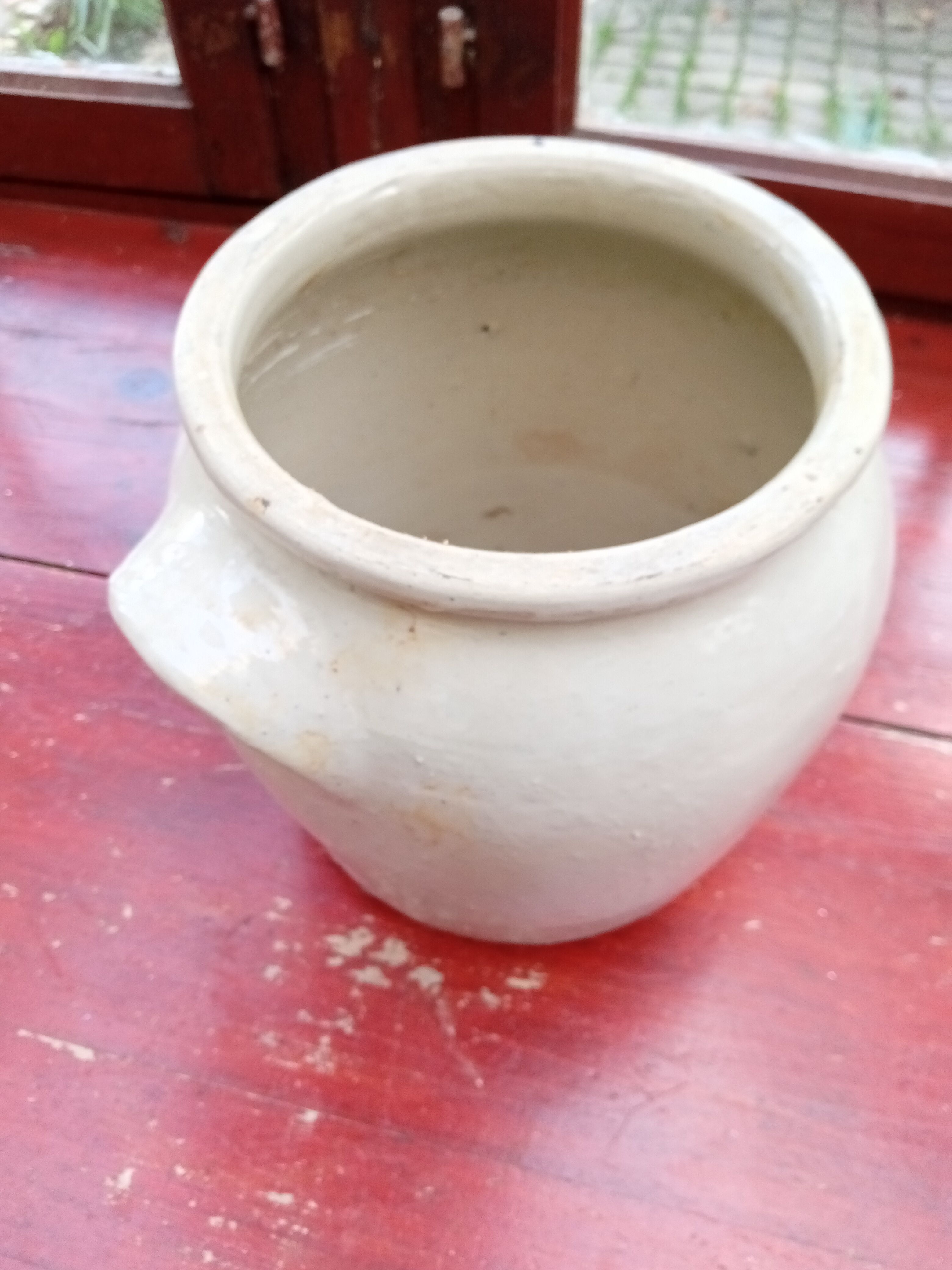 Off-white sandstone pot