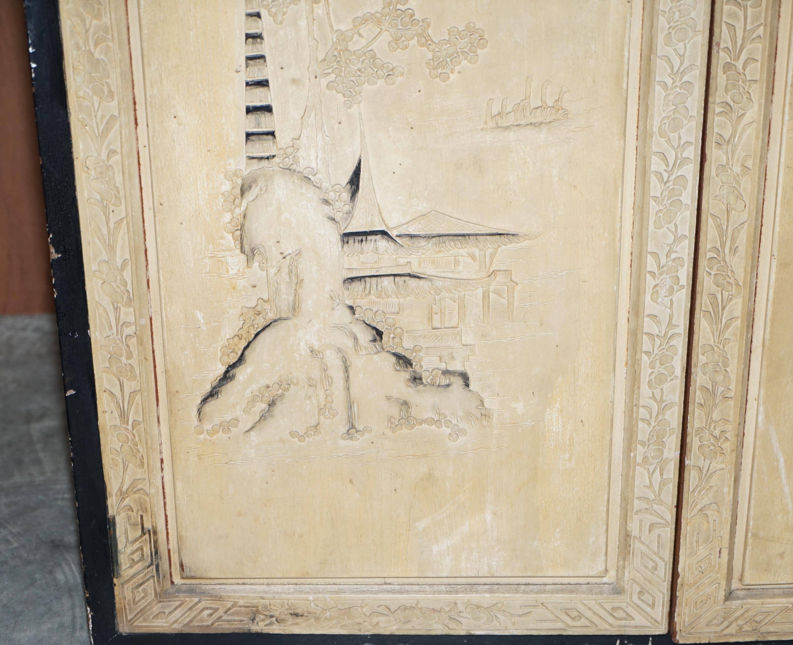 Armoire orientale chinoise en bois de camphre sculptée années 1920
