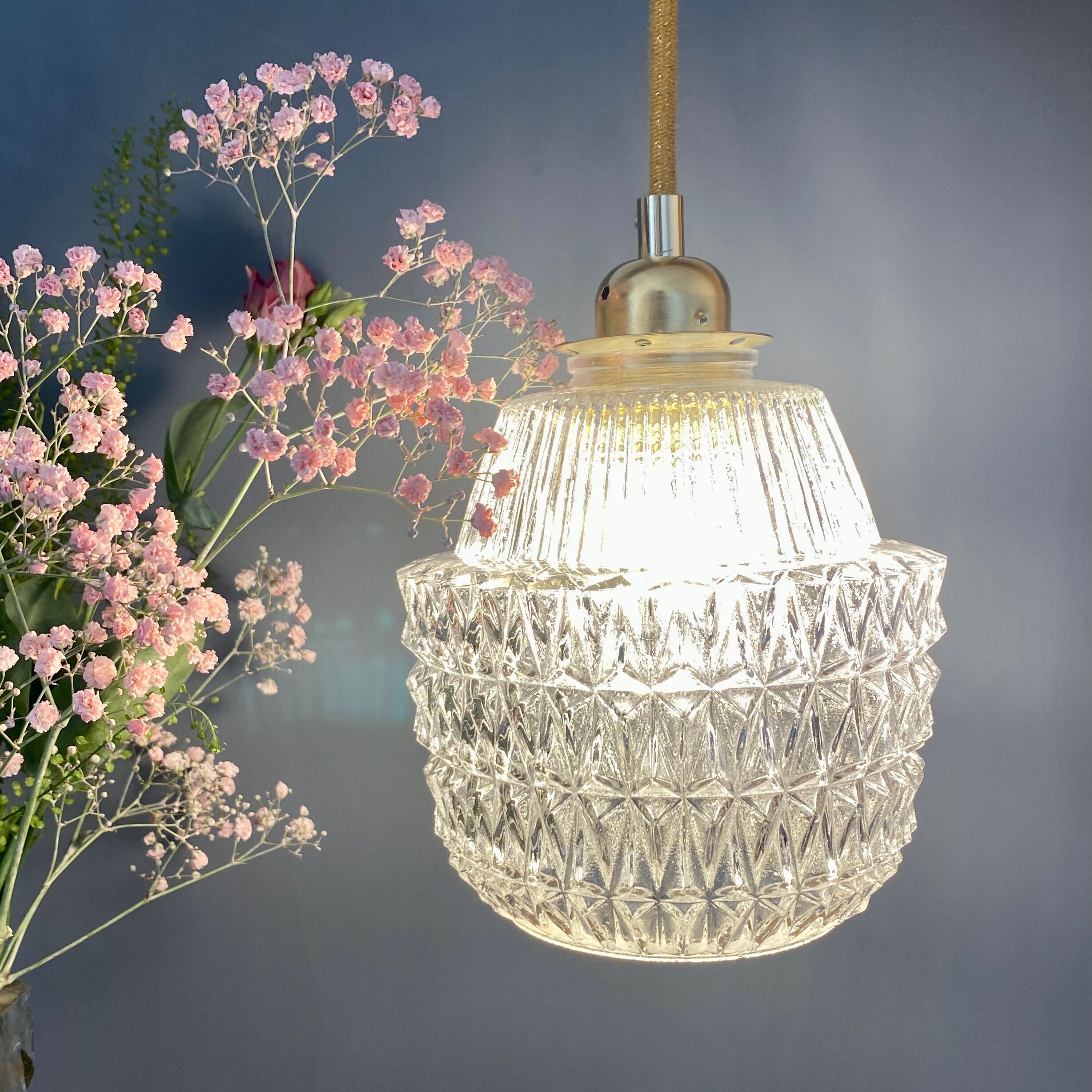 Suspension globe vintage en verre moulé transparent