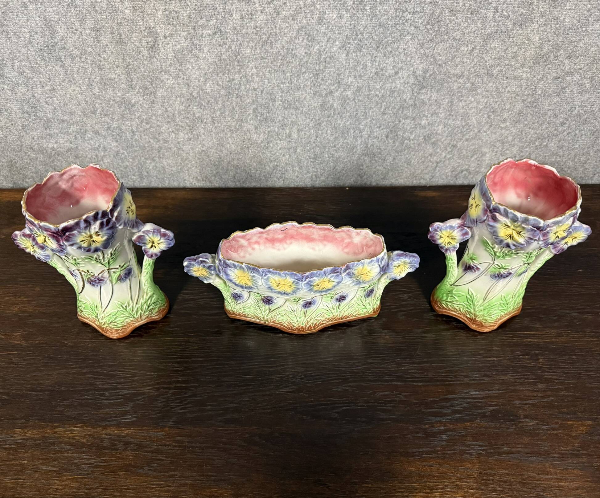 Onnaing: 3-piece Art Nouveau period barbotine set including a planter and two vases