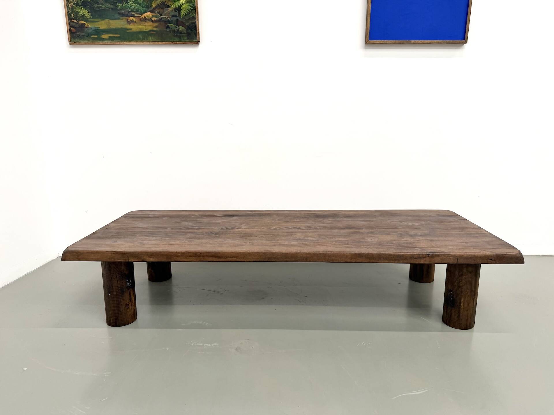 Modernist coffee table in solid elm, cylindrical pine base, 1970s.