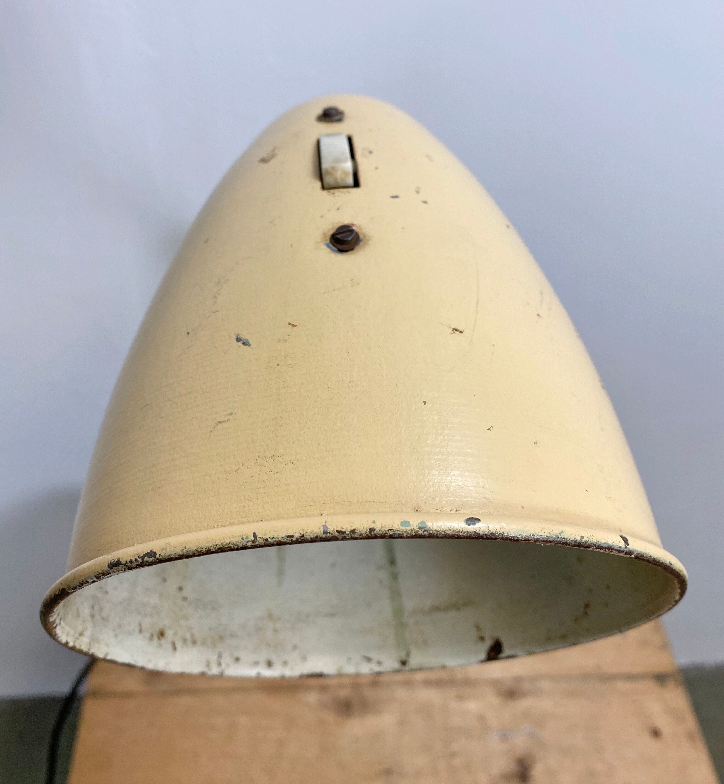 Lampe de table industrielle beige du milieu du siècle, années 1960