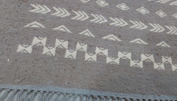 Tapis gris et blanc fait main en pure laine 138x72cm