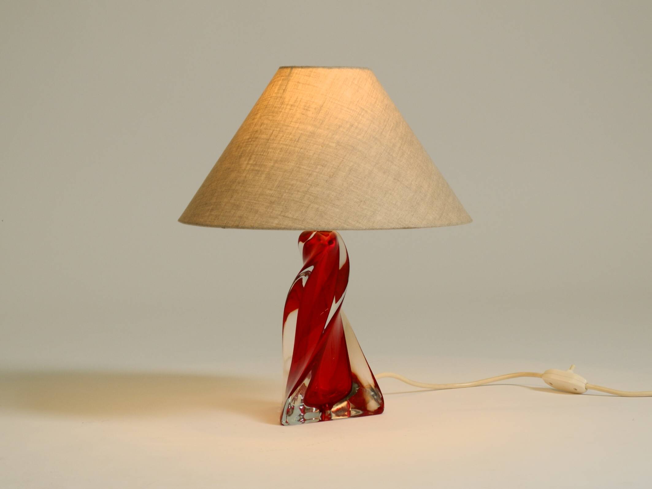 Lampe de table du milieu du siècle en verre cristal solide rouge et transparent.