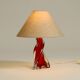 Lampe de table du milieu du siècle en verre cristal solide rouge et transparent.