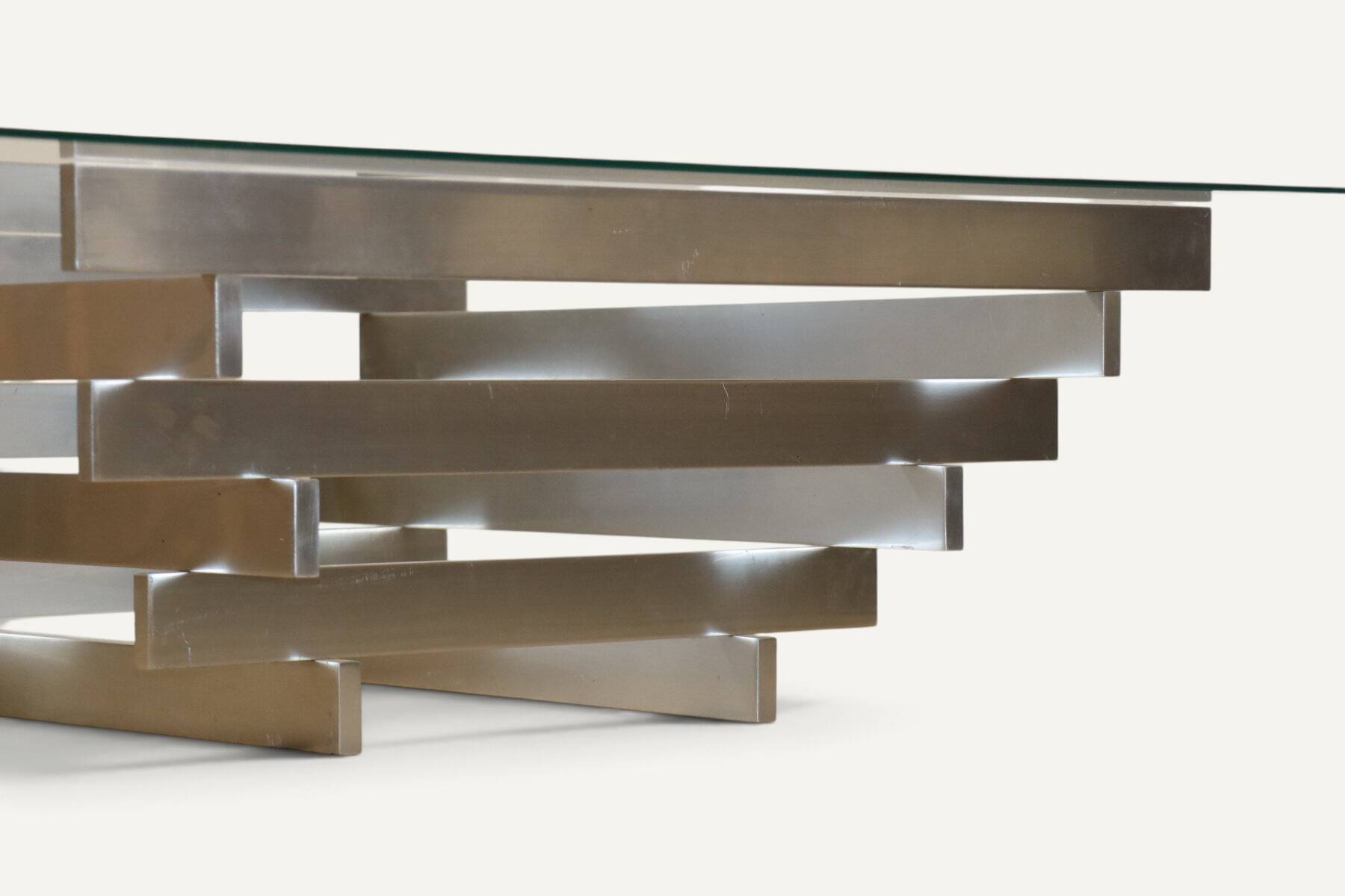 Table basse sculpturale en aluminium brossé et verre – années 1970