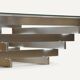 Table basse sculpturale en aluminium brossé et verre – années 1970
