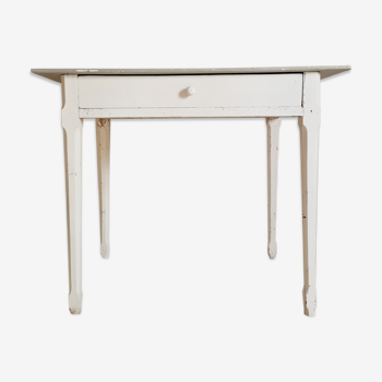White and grey farmhouse table with its drawer