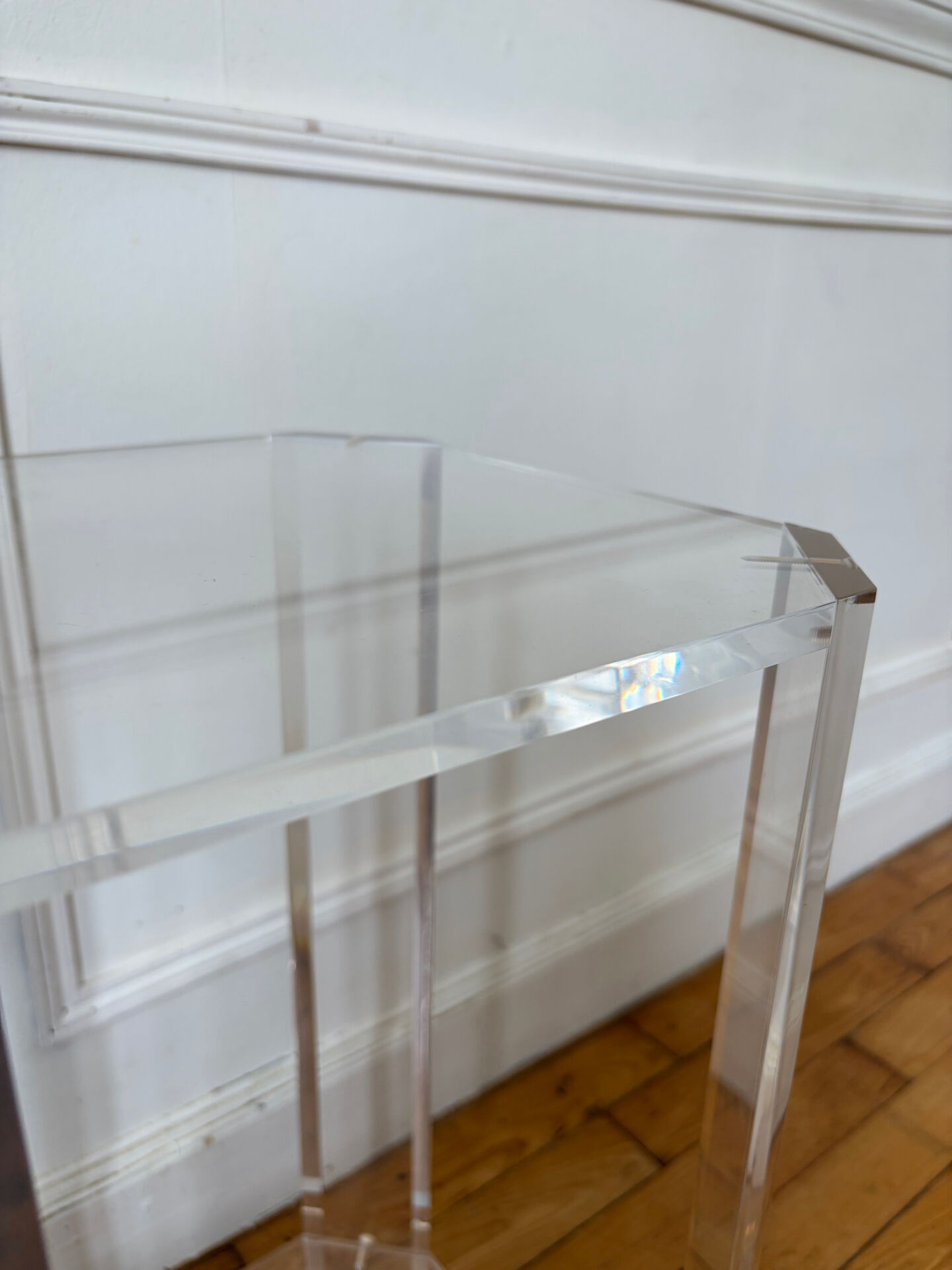 Plexiglass pedestal David Lange