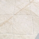 Tapis berbère marocain beni ouarain écru uni à losanges gravés 302x212cm