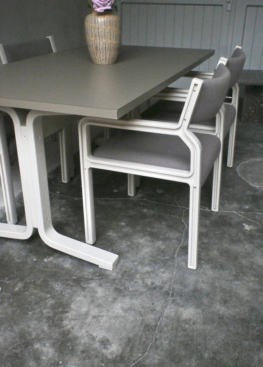 Dining table set and 4 dining chairs by Pierre Mennen for Pastoe.