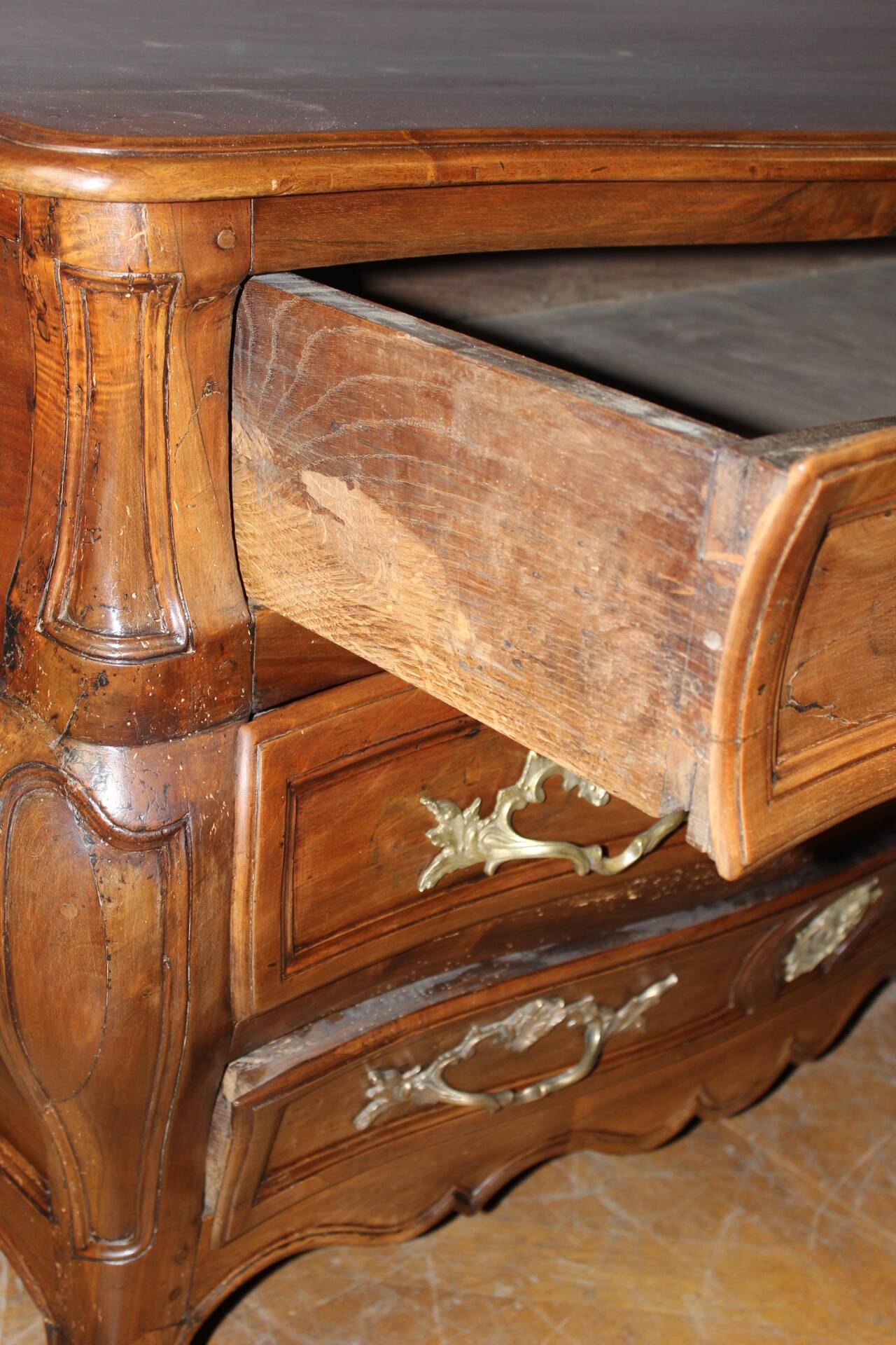 Bordeaux Tomb Commode in Walnut, 18th Century