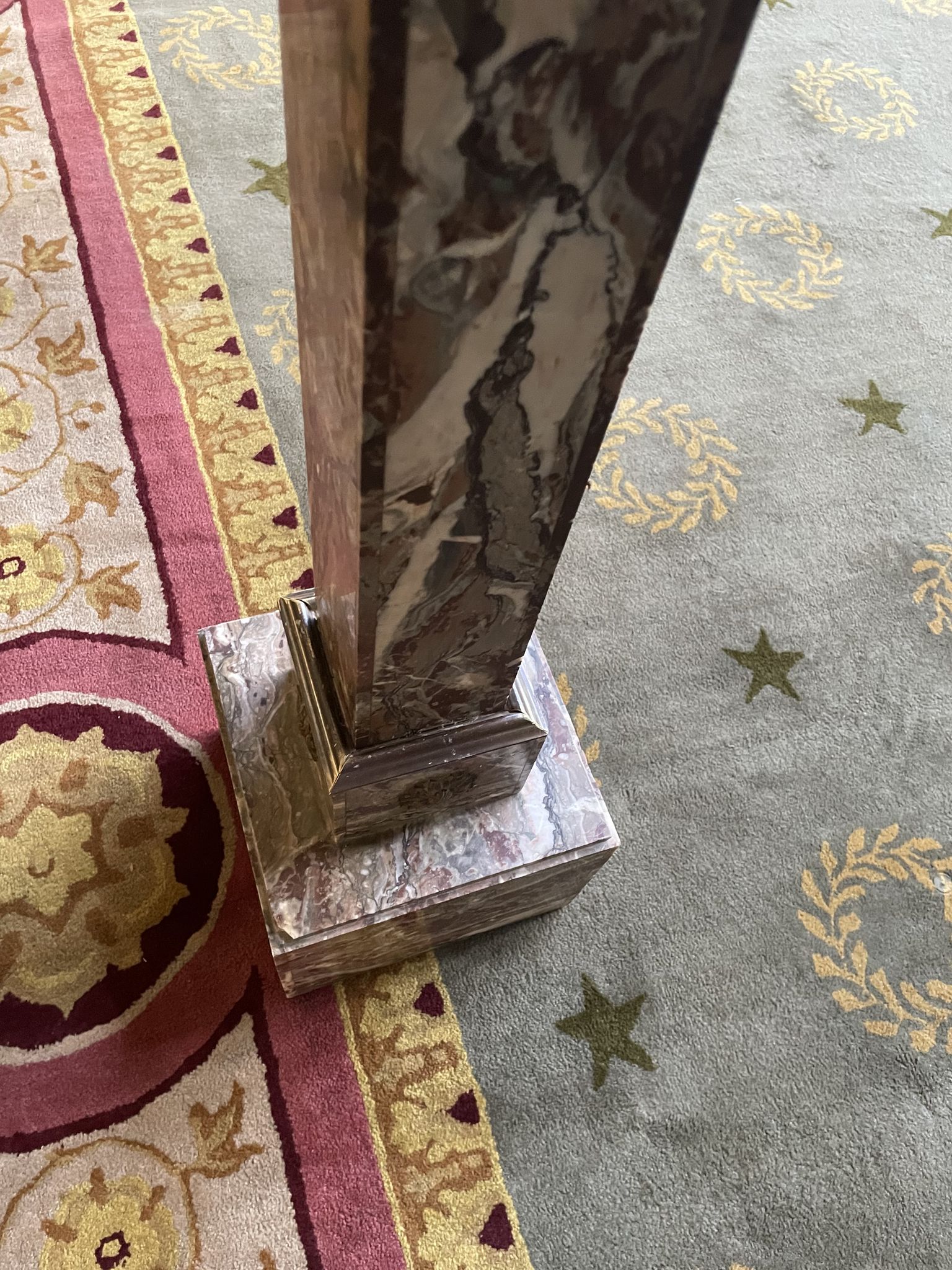 Selette gaine en marbre et bronze