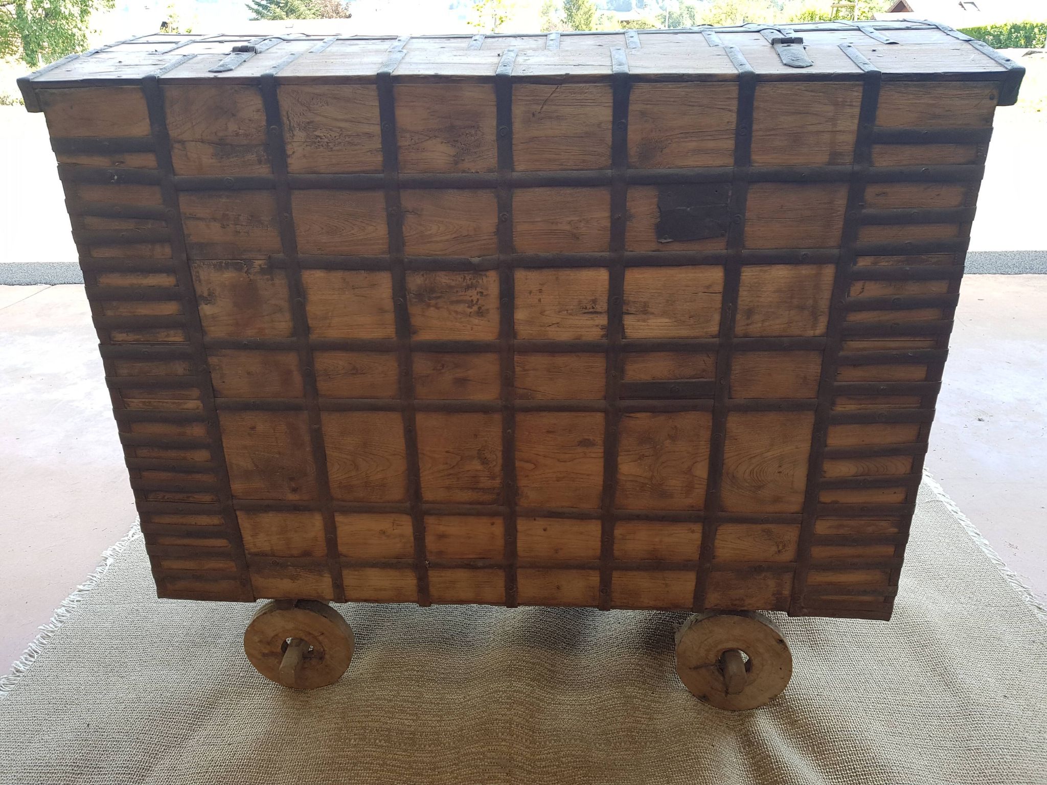 Coffre ancien indien vintage  sur roues en bois début 20eme s