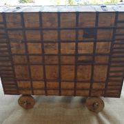 Coffre ancien indien vintage  sur roues en bois début 20eme s