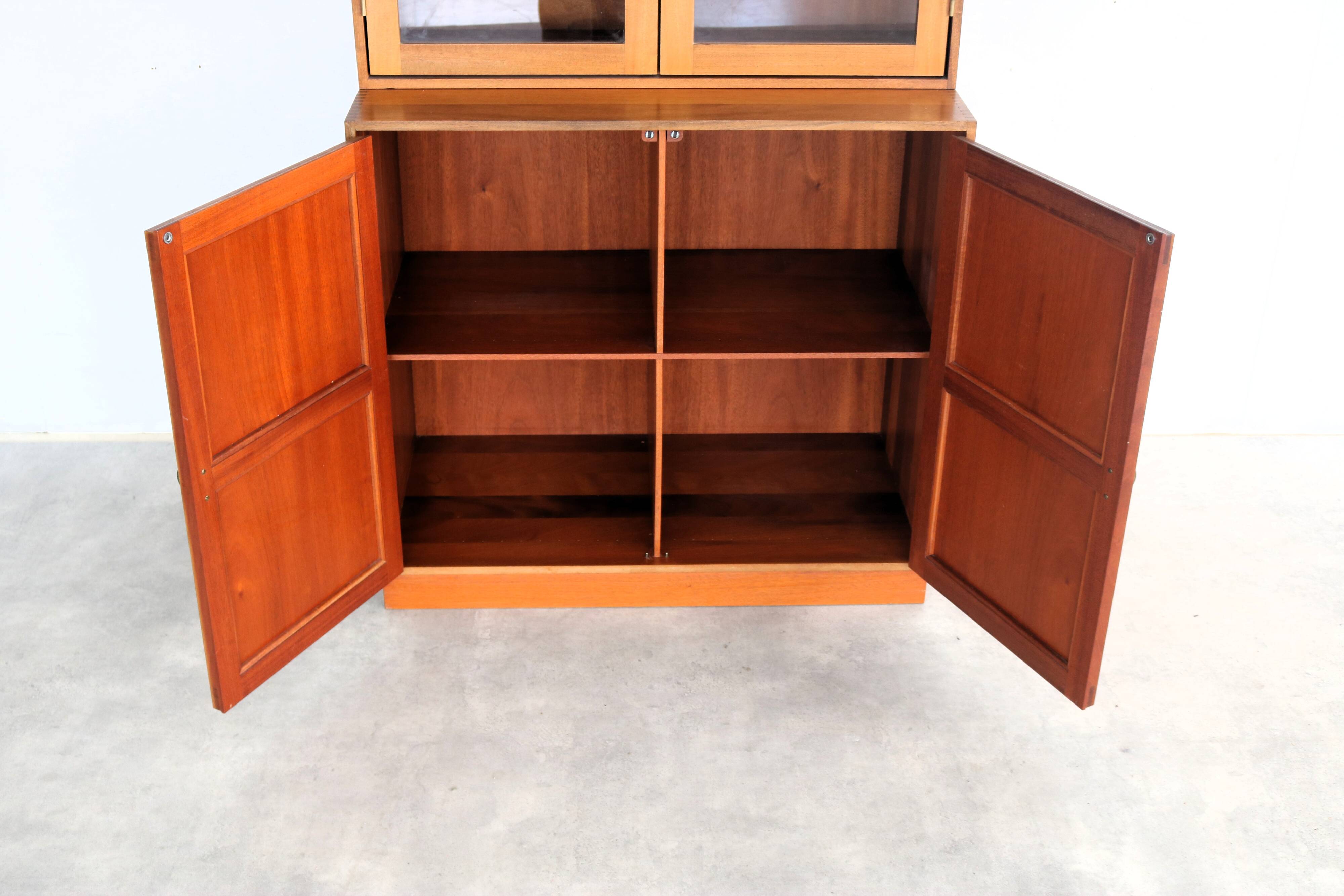 vintage wall cabinet | display cabinet | C. Hvidt