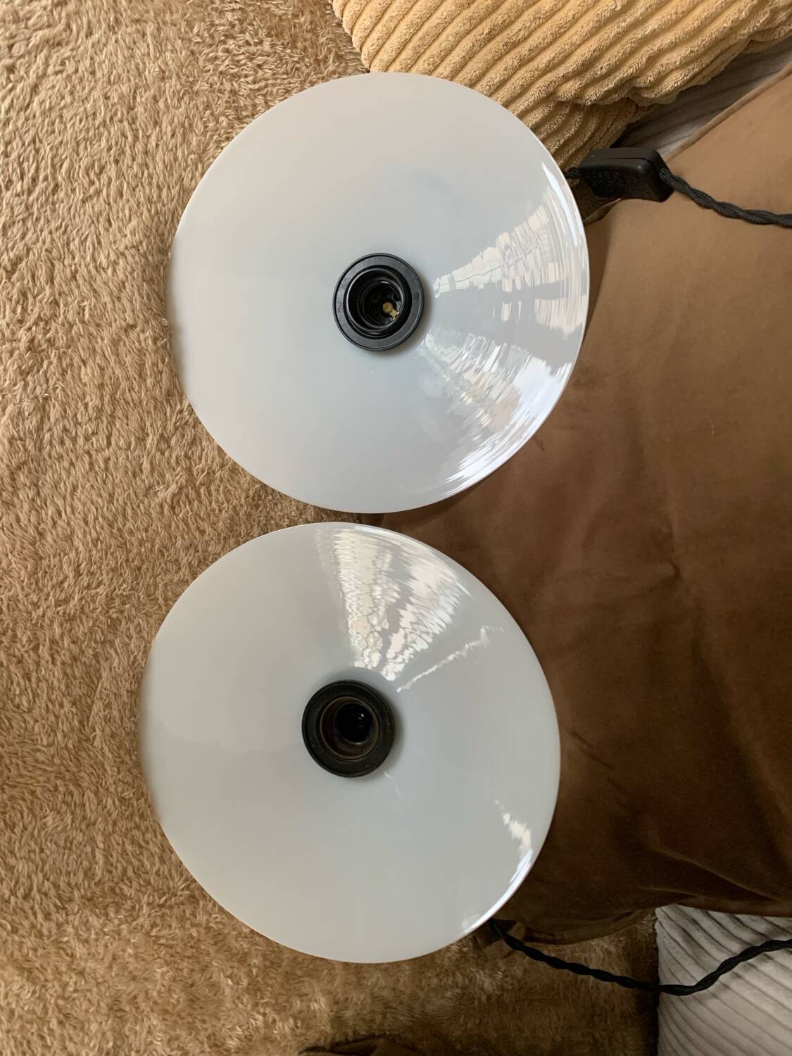 Paire de suspensions vintage en opaline blanche
