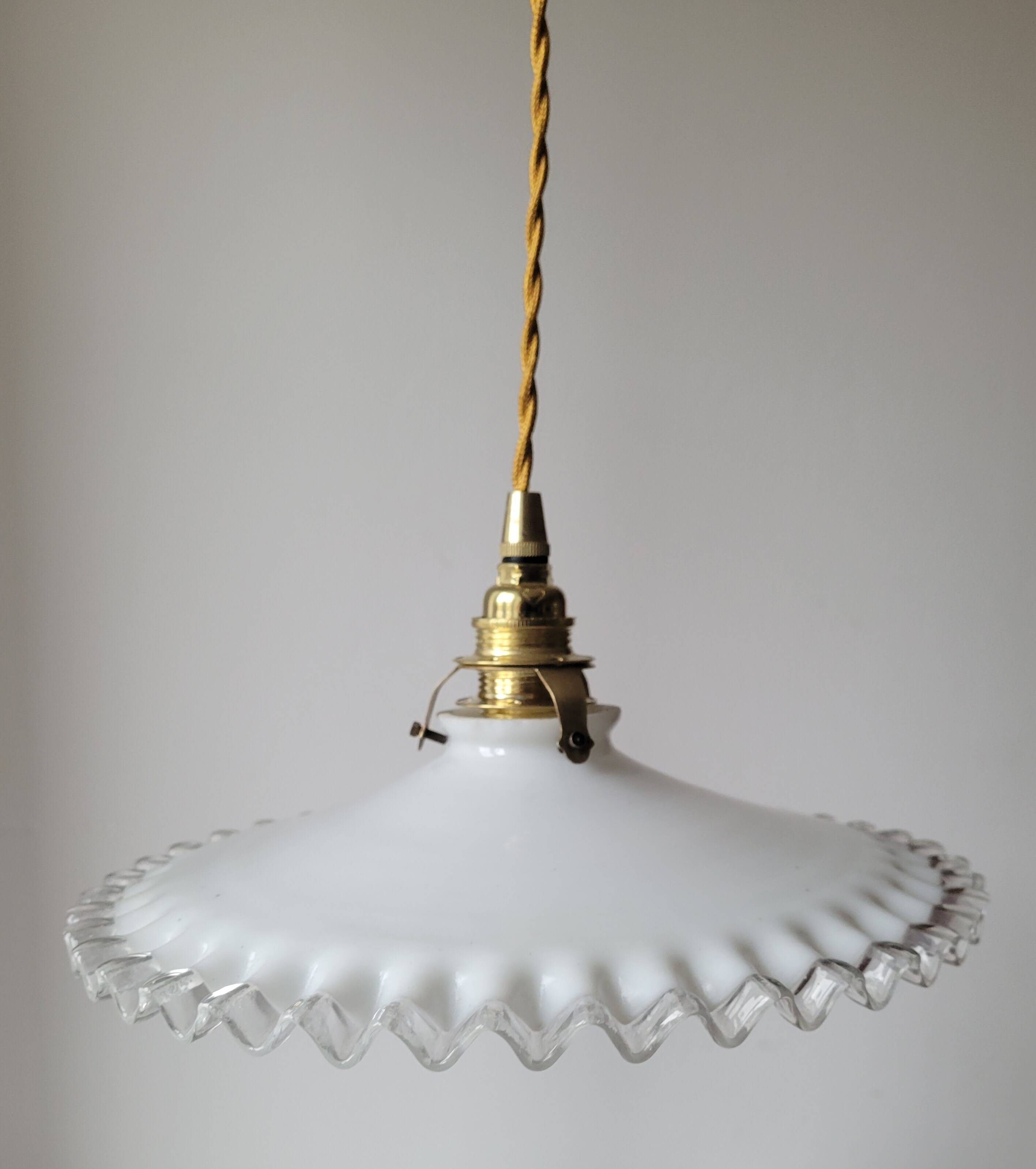 Pendant in serrated opaline