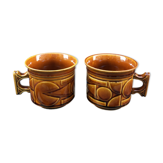 Deux tasses à café marron
