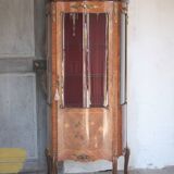 Meuble vitrine en marqueterie,vitrine galbée Louis XV style,signé Marquant