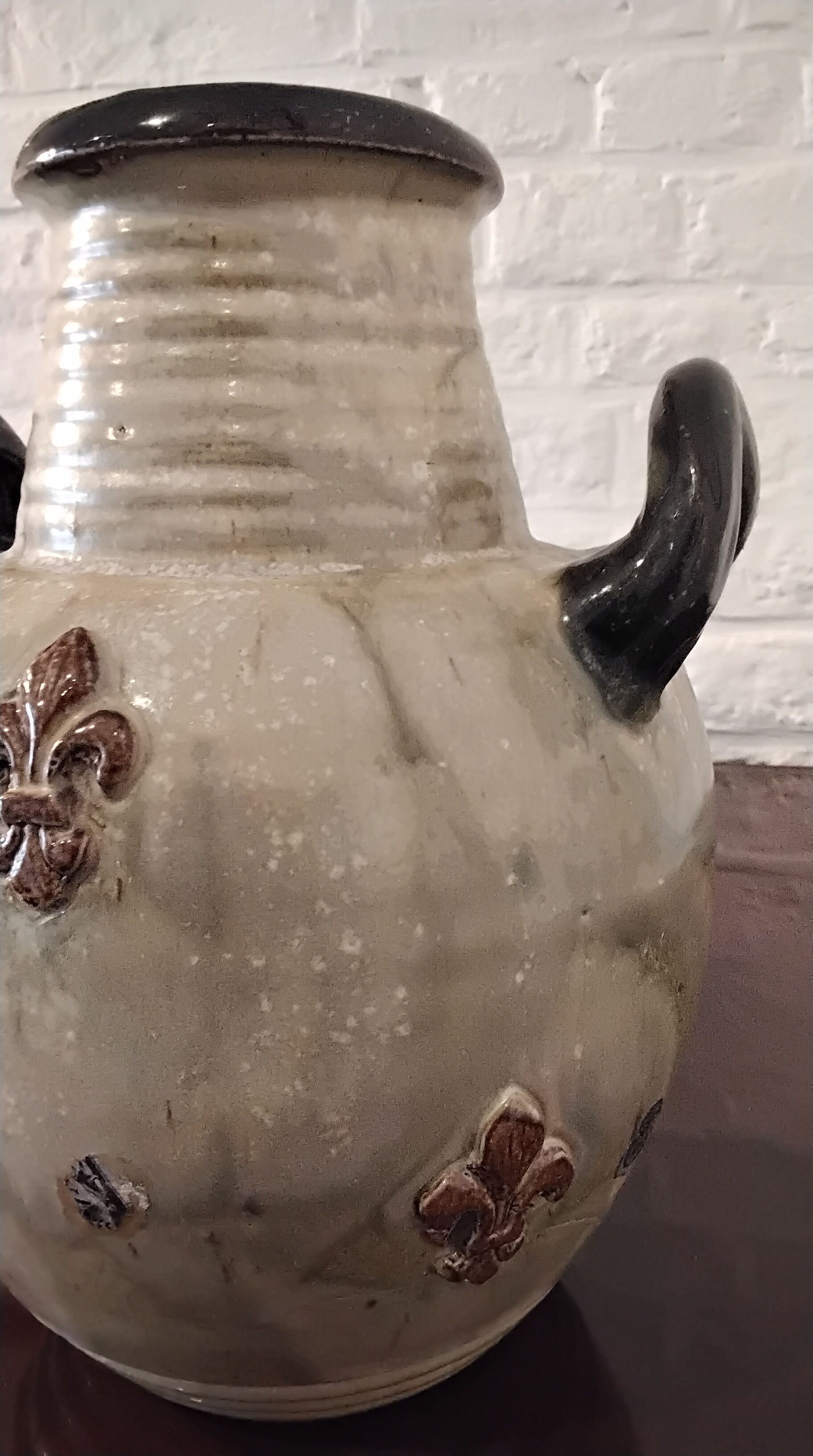 Vase with handles in Guérin sandstone