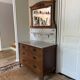 Commode de toilette ancienne, marbre blanc et miroir biseauté