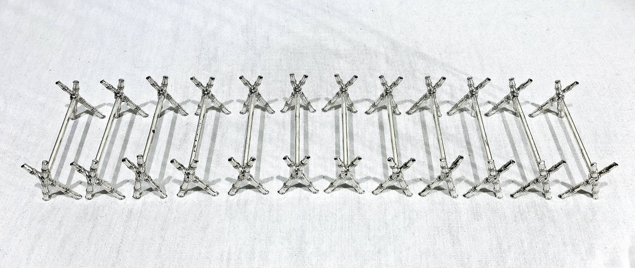 12 silver-plated metal knife handles, in a case.