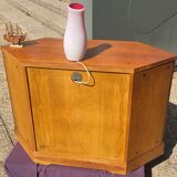 Meuble Vitrine, signé Ernest Ménard, Merisier, 4 portes de rayonnage vitrées, Forme losange