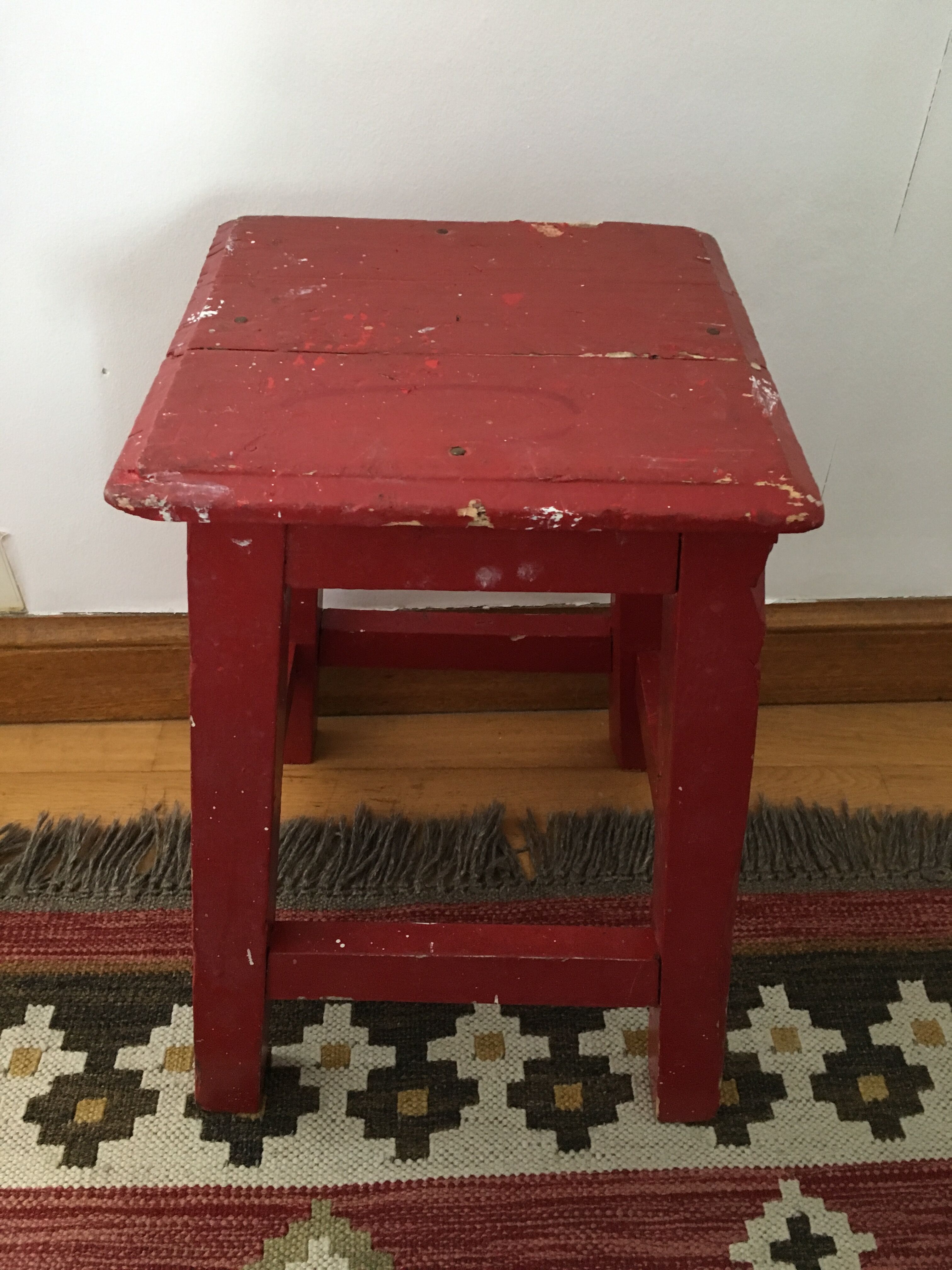 Painter red/bordeaux stool