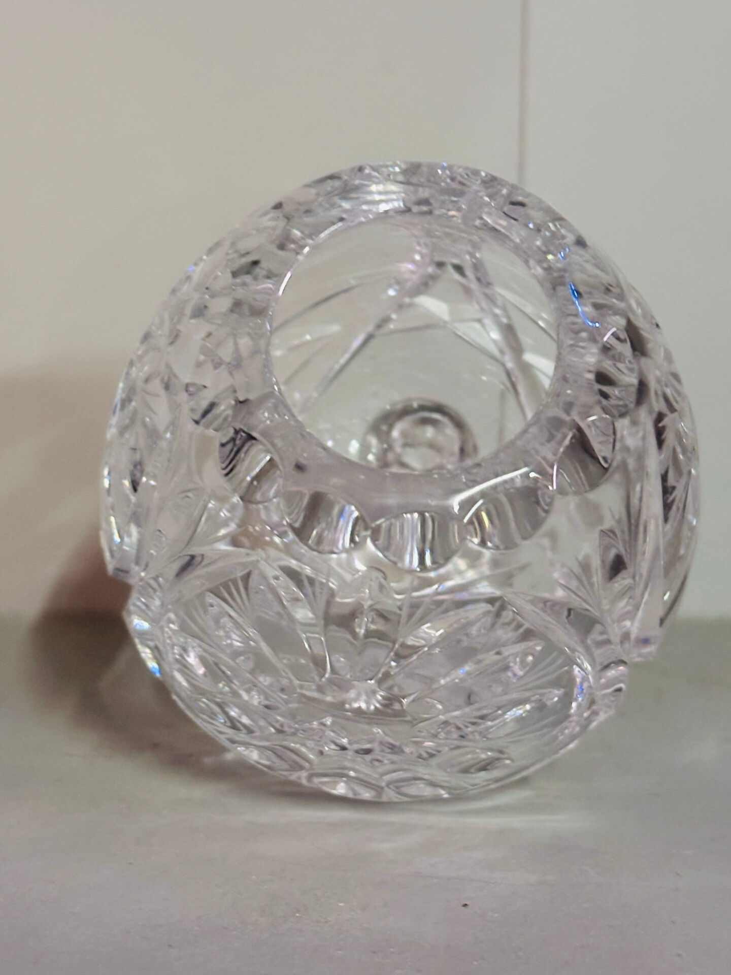 Vase tripodes en cristal en forme d’œuf .