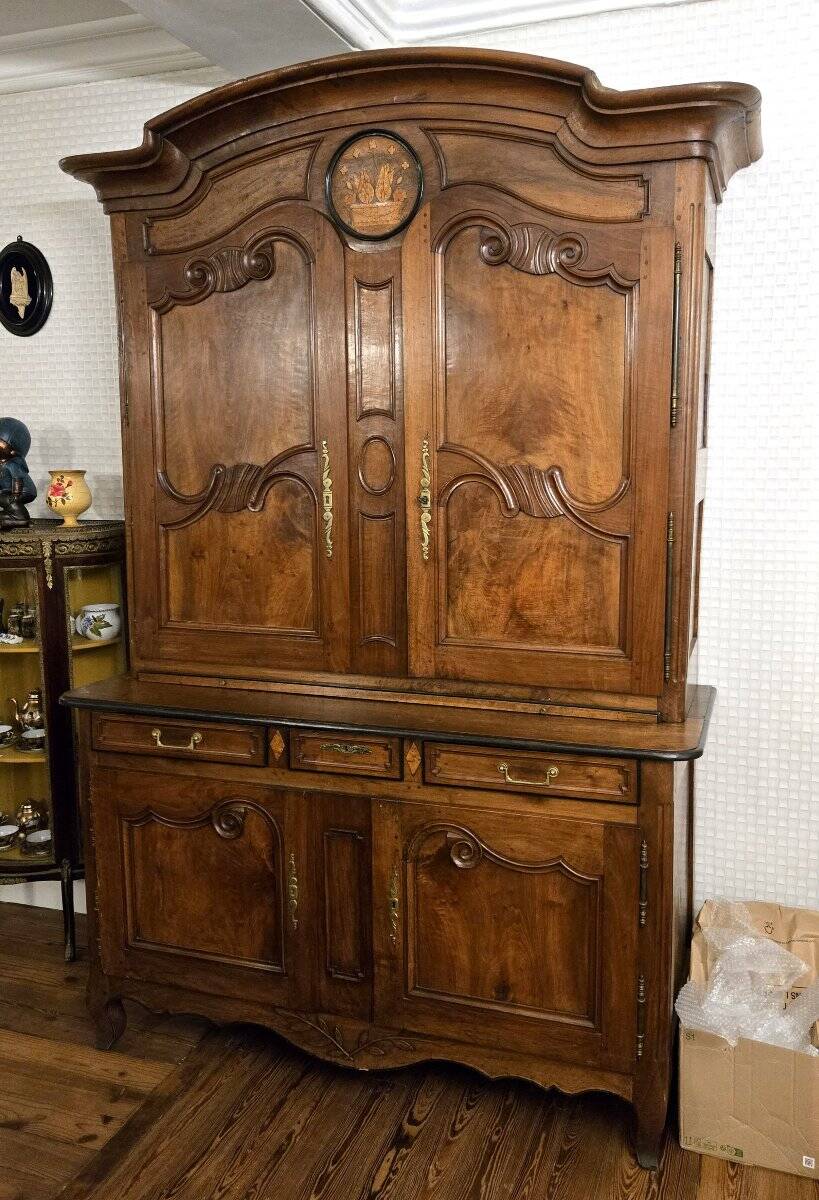 Buffet deux corps Louis XV Charolais en noyer, d’époque XVIIIᵉ si