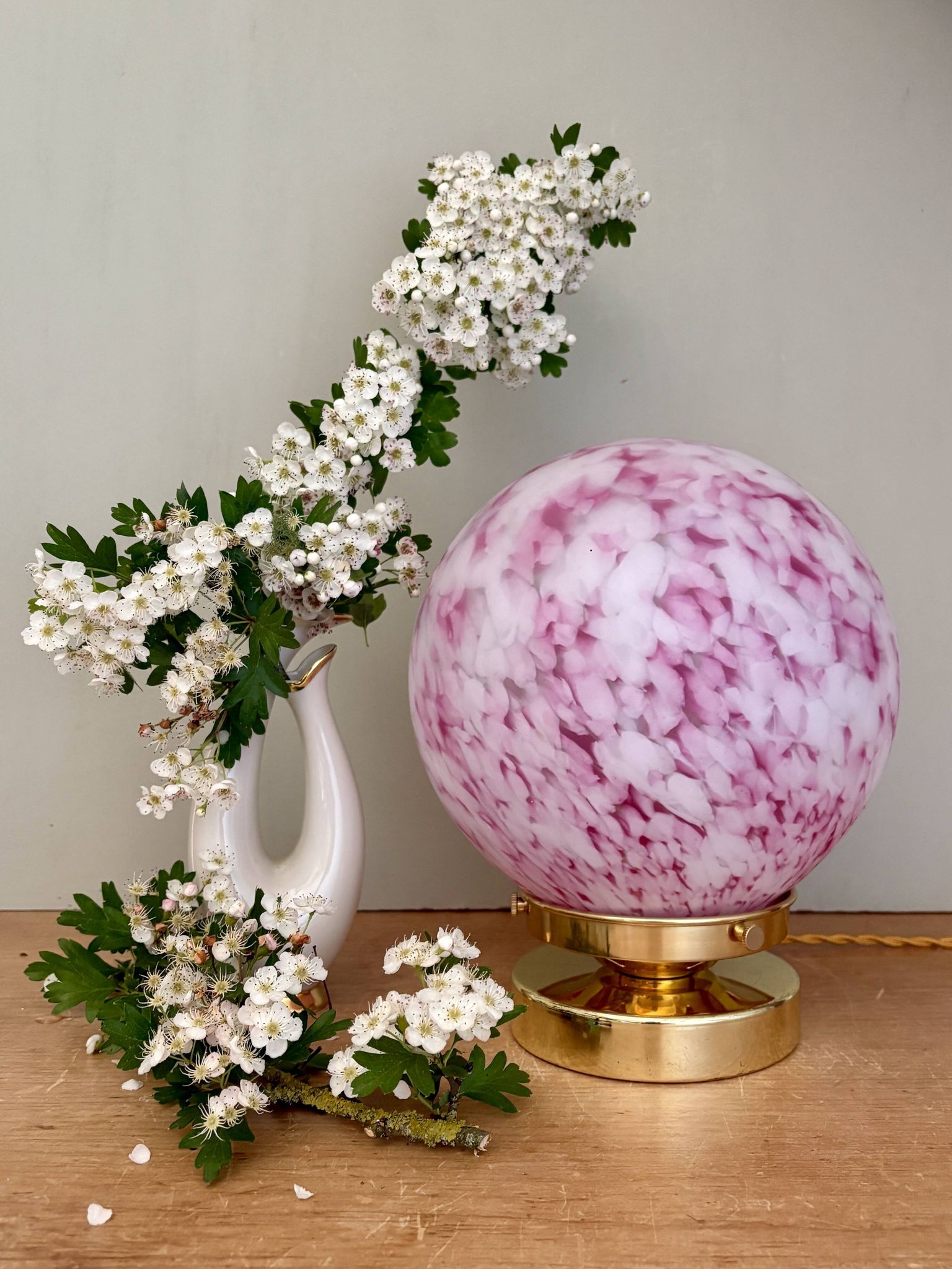 Lampe à poser globe vintage en verre rose et blanc