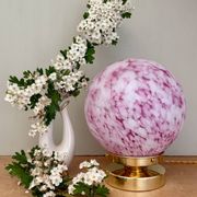 Lampe à poser globe vintage en verre rose et blanc