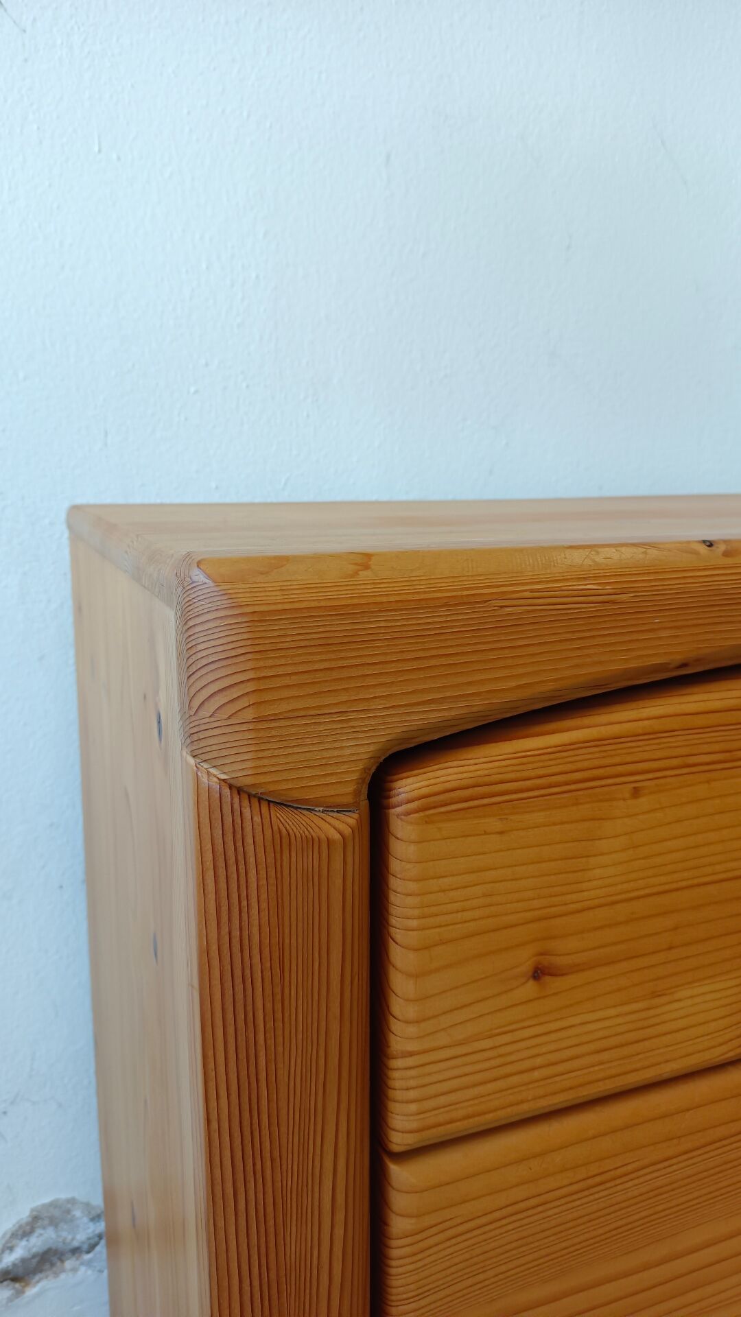 Pine chest of drawers
