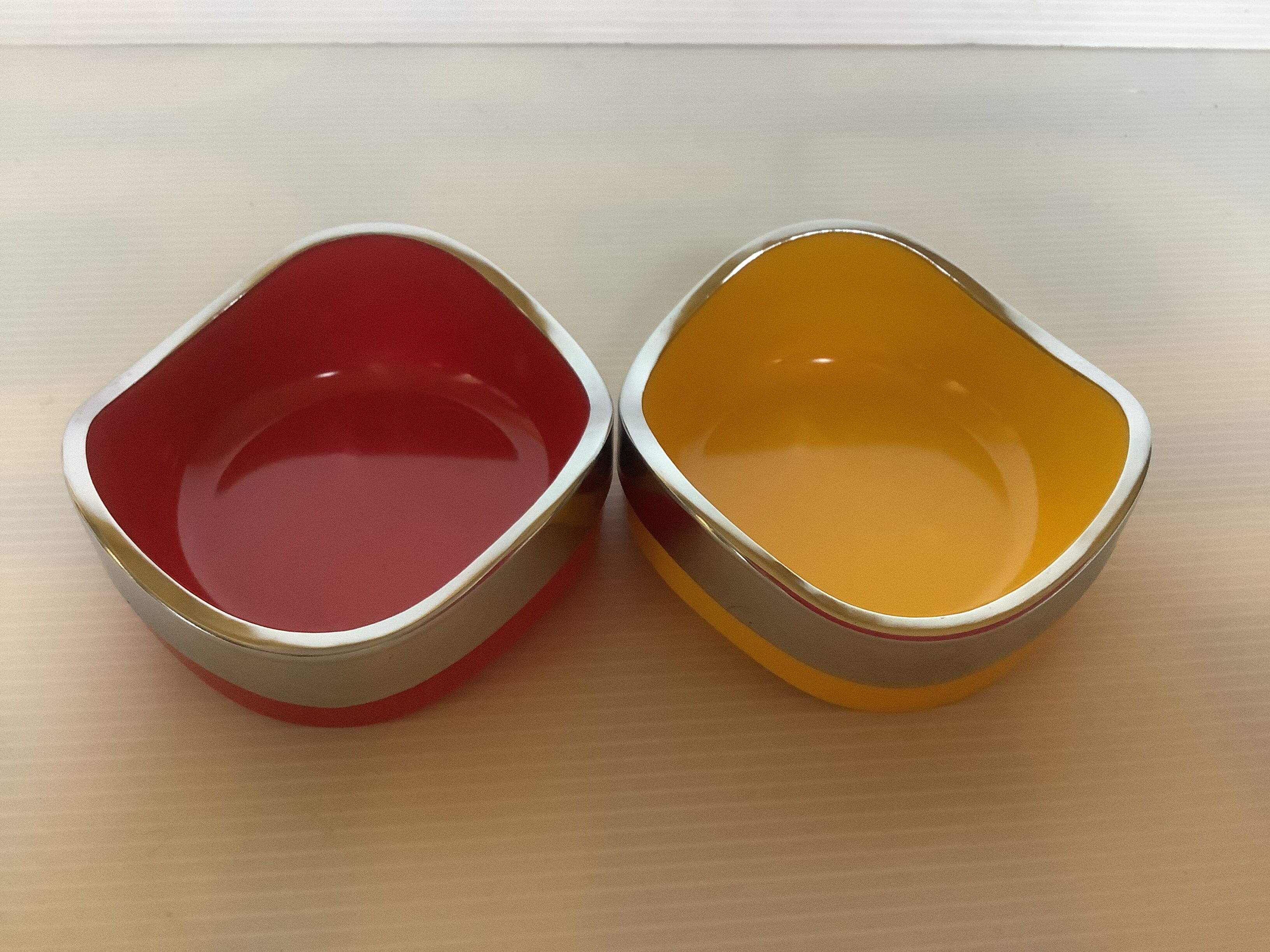 Pair of ashtrays Yax patent Japan