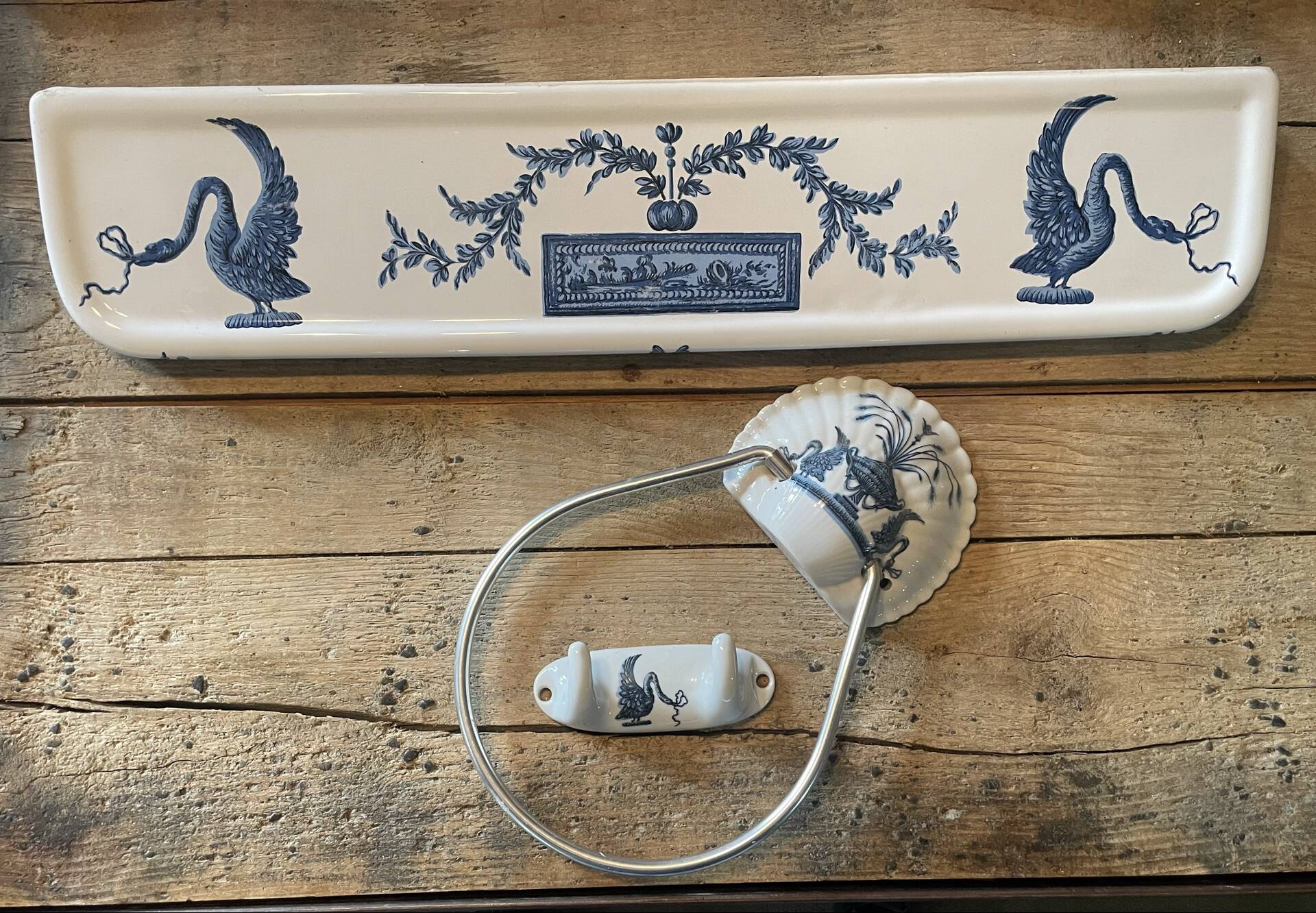 ensemble de salle de bain  signé Porcelaine de Paris