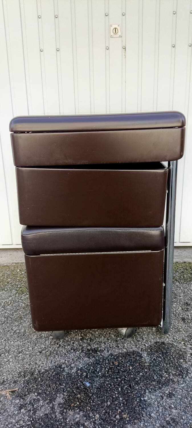 Hairdresser by Carlo Urbinati