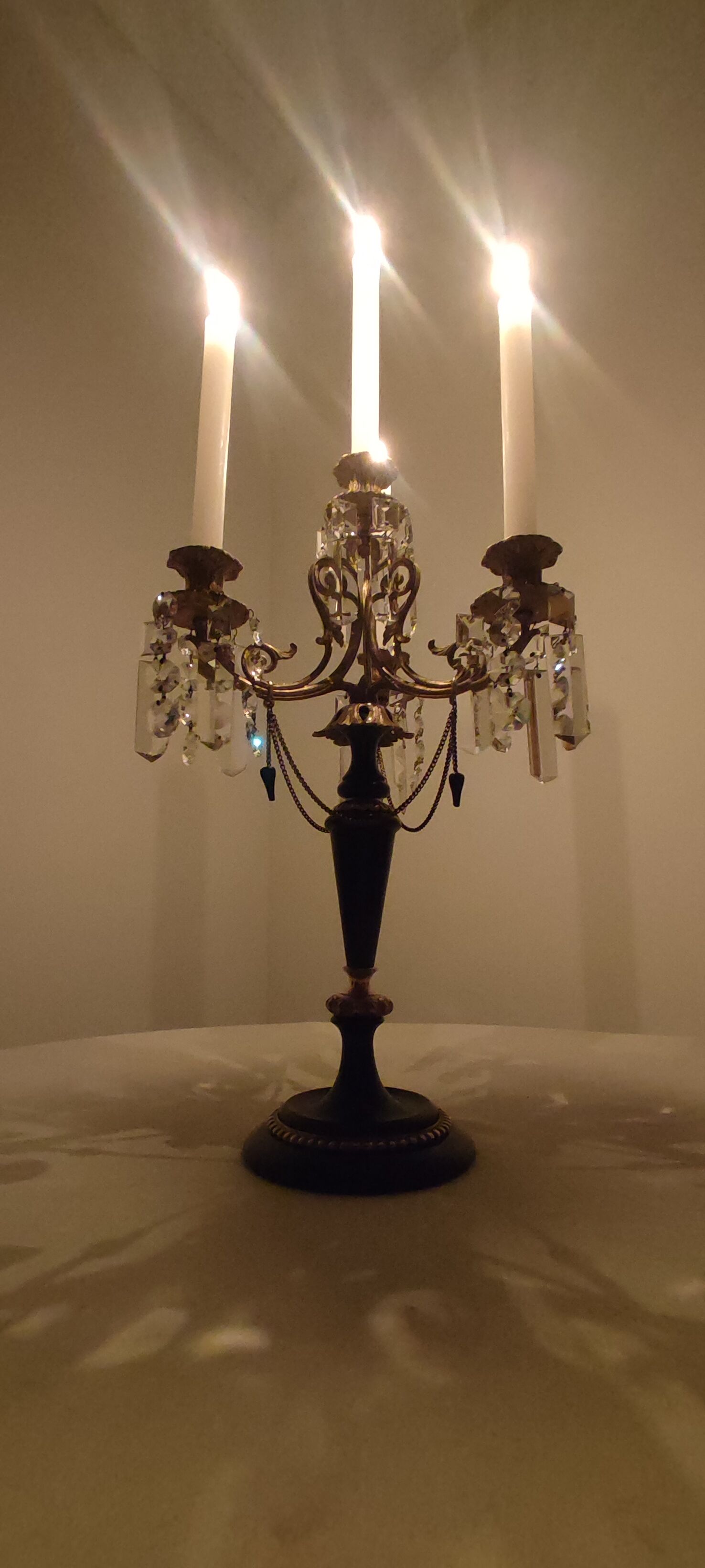 Candélabre d’onyx noir bronze et cristaux France années 1940.