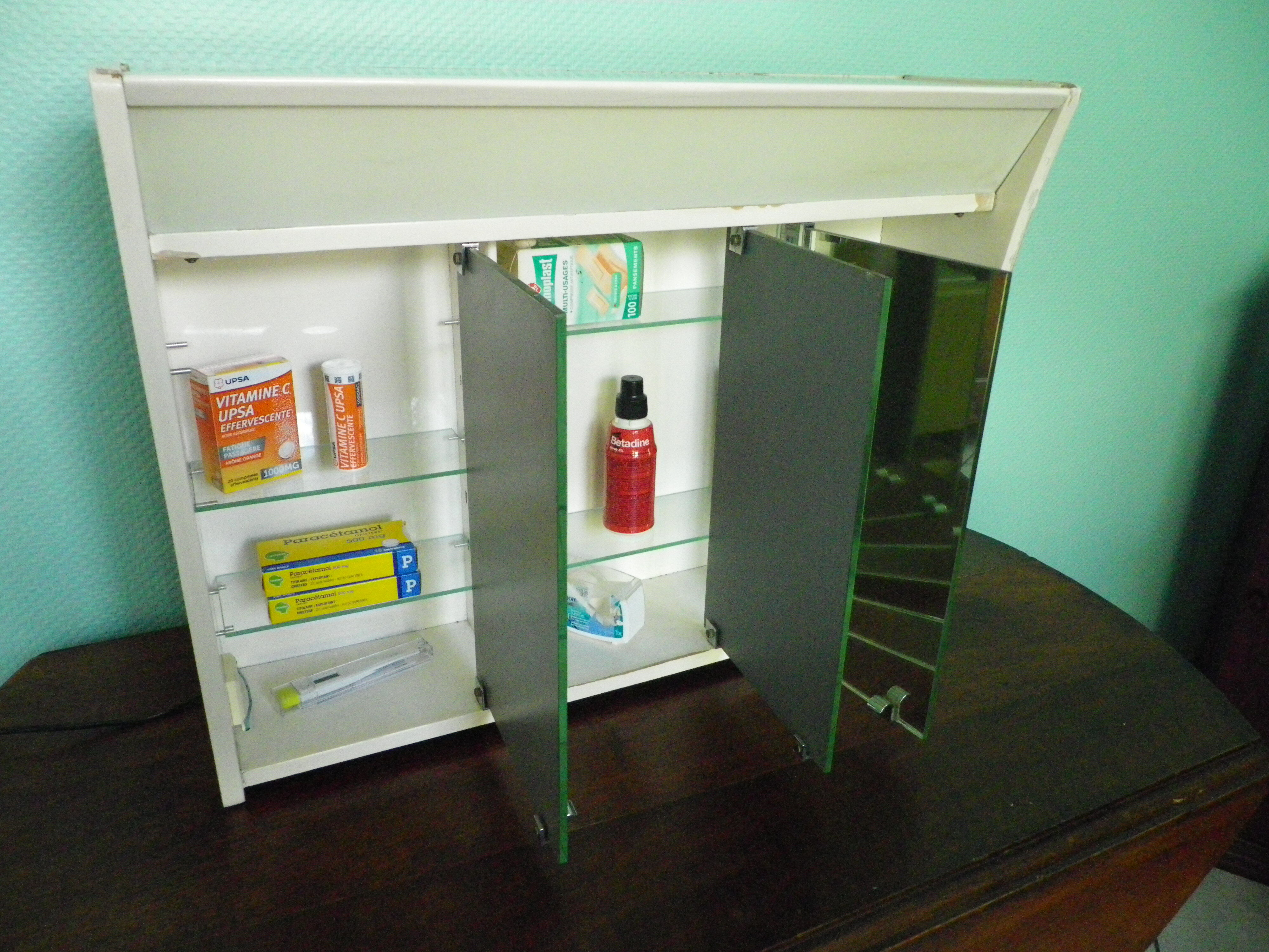 Pharmacy cabinet, 3 mirror doors, double lighting, power outlet and Bakelite switch